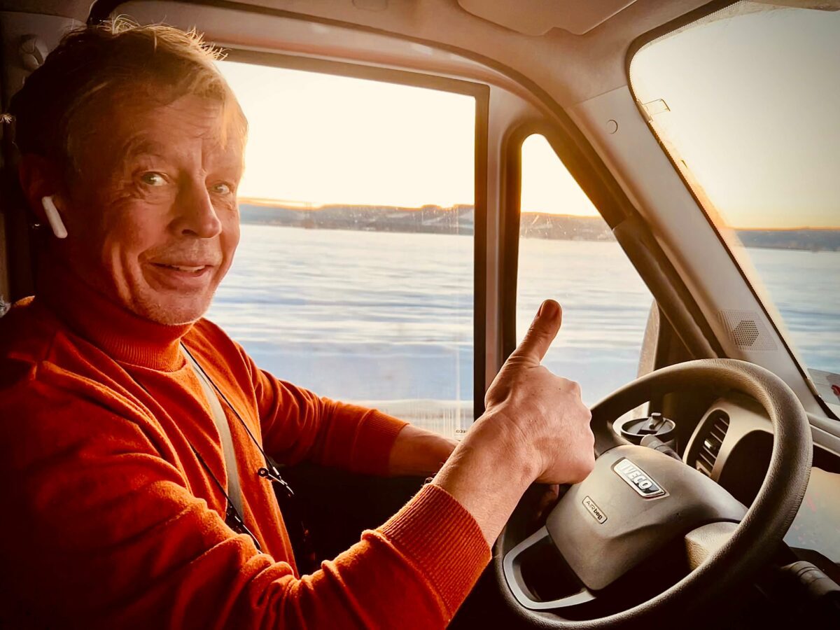 Thorsten Helbig Daumen Hoch im Wohnmobil