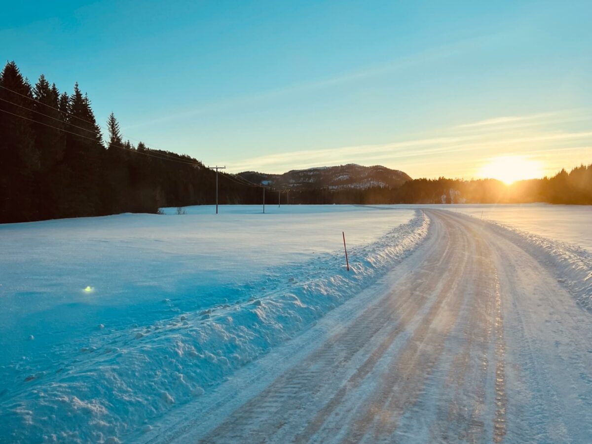 Straße im Schnee bei Sonnenuntergang